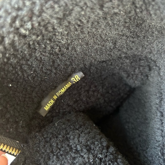 Burberry Stanmore Shearling Winter Boot in Black - Picture 9 of 10